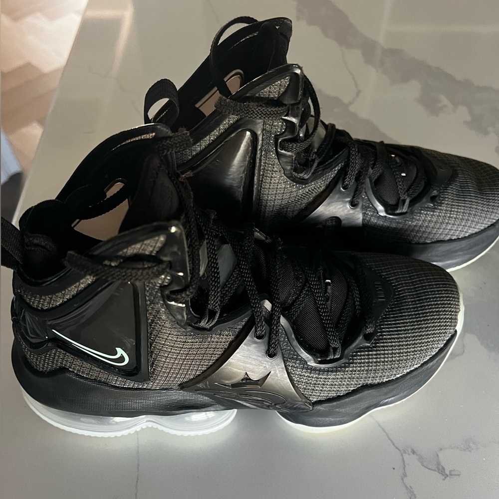 Nike LeBron James Big Kid Basketball Sneakers